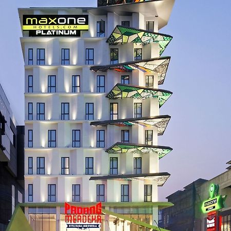 Maxone Platinum Hayam Wuruk Hotel Jakarta Exterior photo