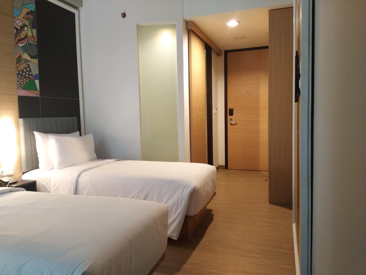 Maxone Platinum Hayam Wuruk Hotel Jakarta Exterior photo