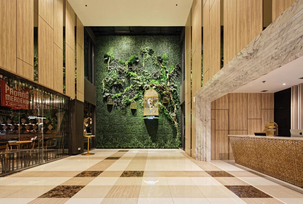 Maxone Platinum Hayam Wuruk Hotel Jakarta Exterior photo