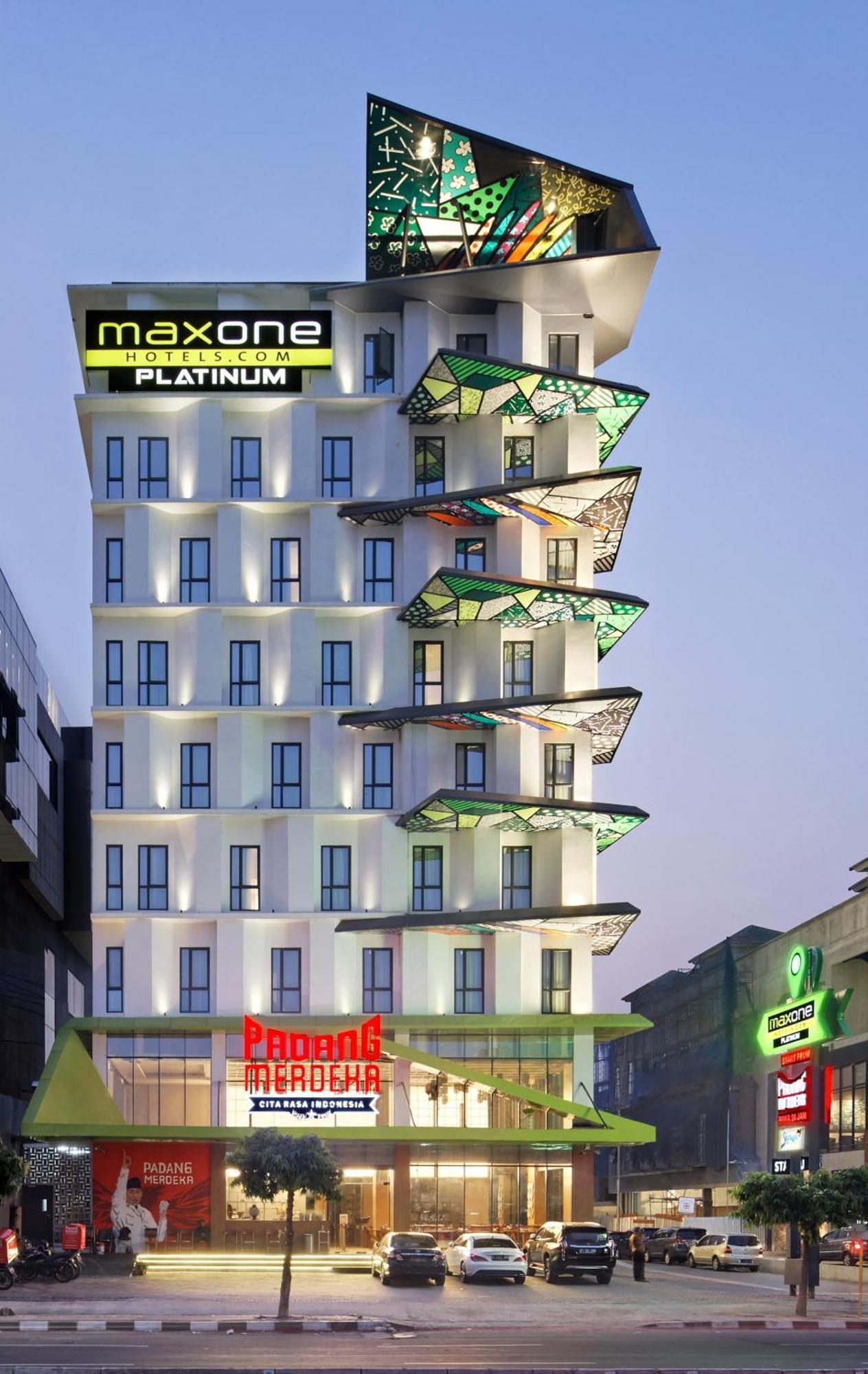 Maxone Platinum Hayam Wuruk Hotel Jakarta Exterior photo