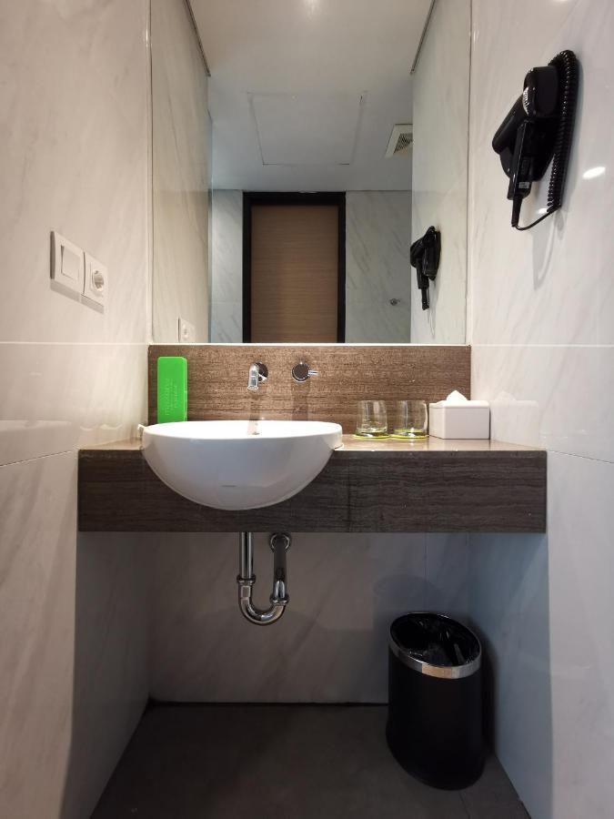 Maxone Platinum Hayam Wuruk Hotel Jakarta Exterior photo